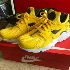 Nike Air Huarache Yellow Sneakers